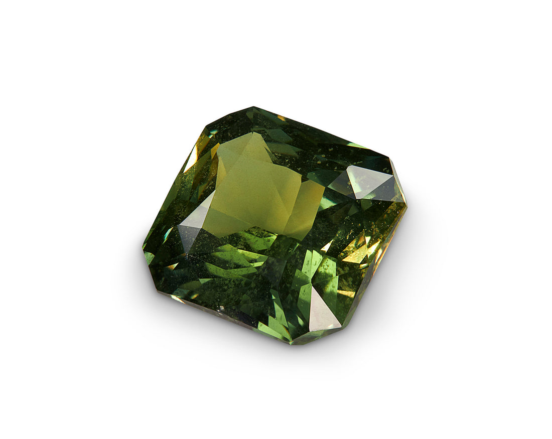  GIA certified unheated 4.81ct Green to Purple Colour Change Sapphire 